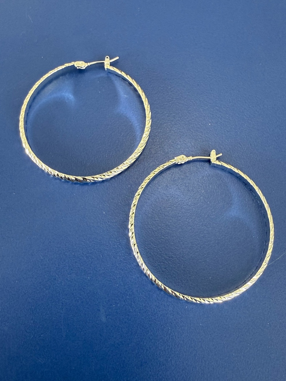 Source Unknown Silver Textured Twisted Hoop Earrings - Picture 8 of 10